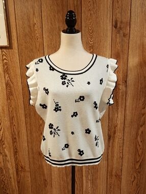 🥀🍋NWT BiBi White and Black Flutter-Sleeved Floral Knit Top (XL)🥀